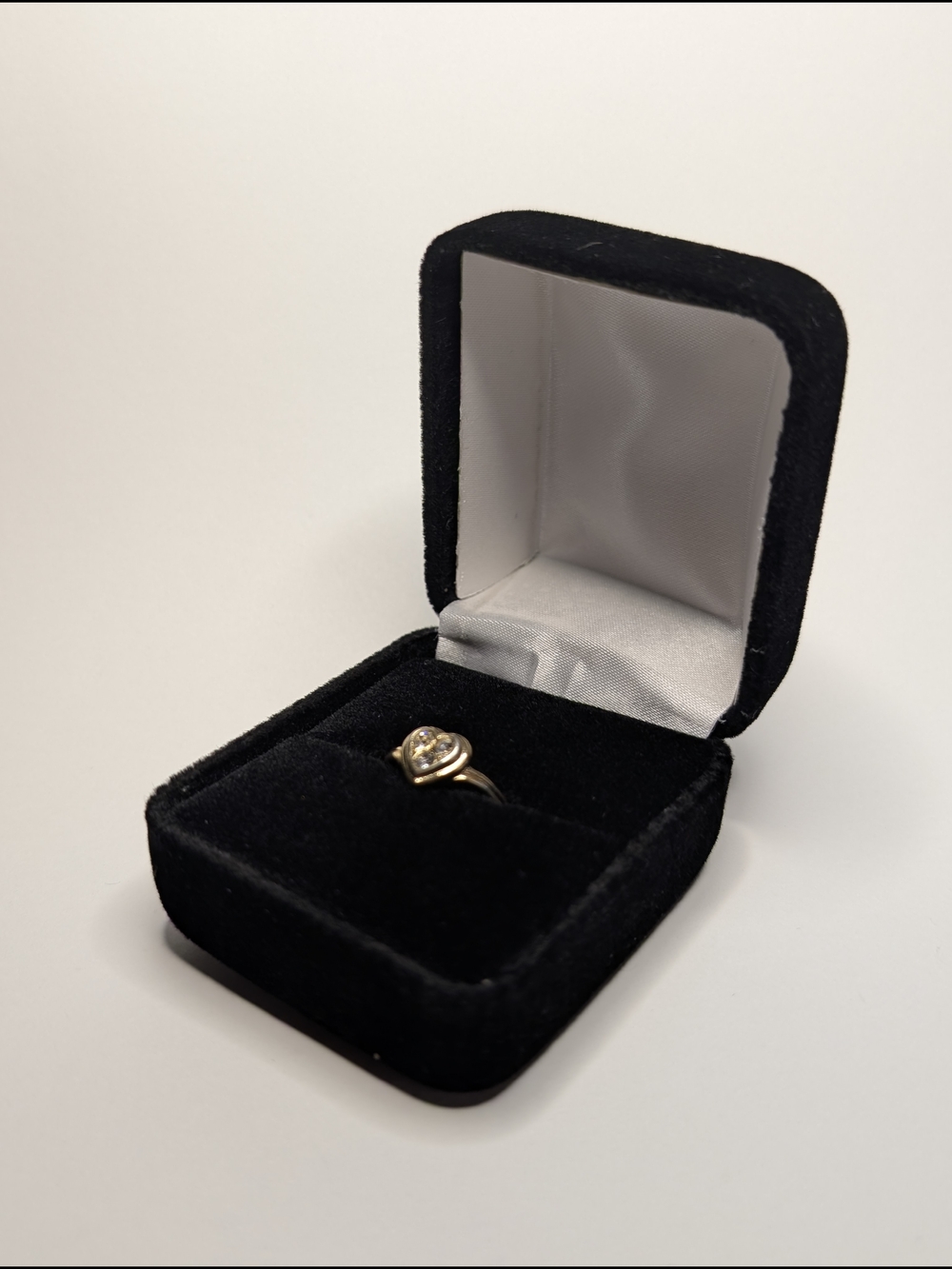 Cute Vintage Gold Tone Avon Heart Ring With 3 Crystals Size 3